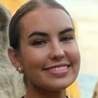 Емили Робертс Голе